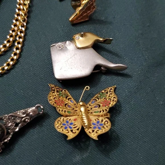 🎄5/$30🎄- 8 Pins Broches - Picture 3 of 4